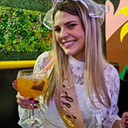 Pessoas curtindo o bamba com balde de cervejas colorado