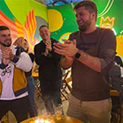 Pessoas curtindo o bamba com balde de cervejas colorado