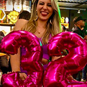 Pessoas curtindo o bamba com balde de cervejas colorado