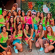 Pessoas curtindo o bamba com balde de cervejas colorado